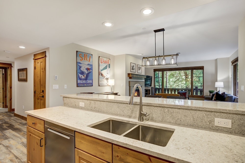 Premium 2 Bedroom Condo in Arrowhead Village! 2 Condo