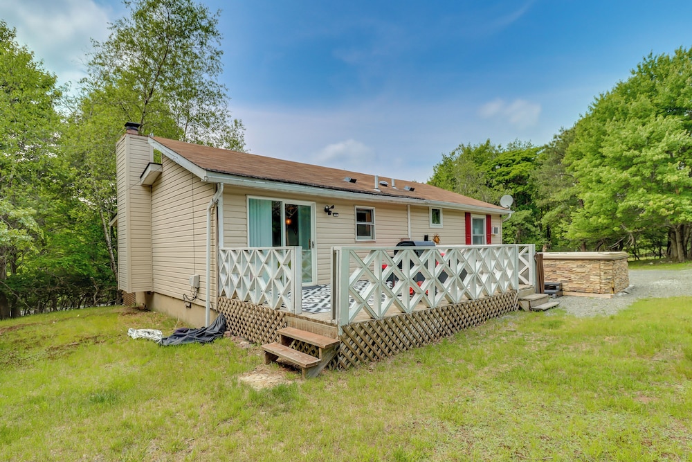 Community Pools & Hot Tub: Albrightsville Cottage!