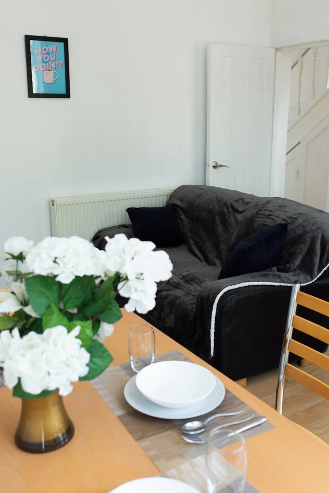 Cozy 3 Bedroom Home in Leeds, Perfect for Families and Groups
