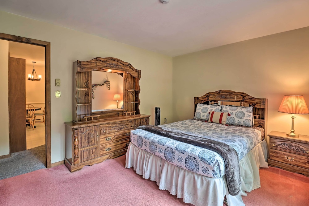 Pocono Lake Cottage w/ Pool Access & Private Deck view 4