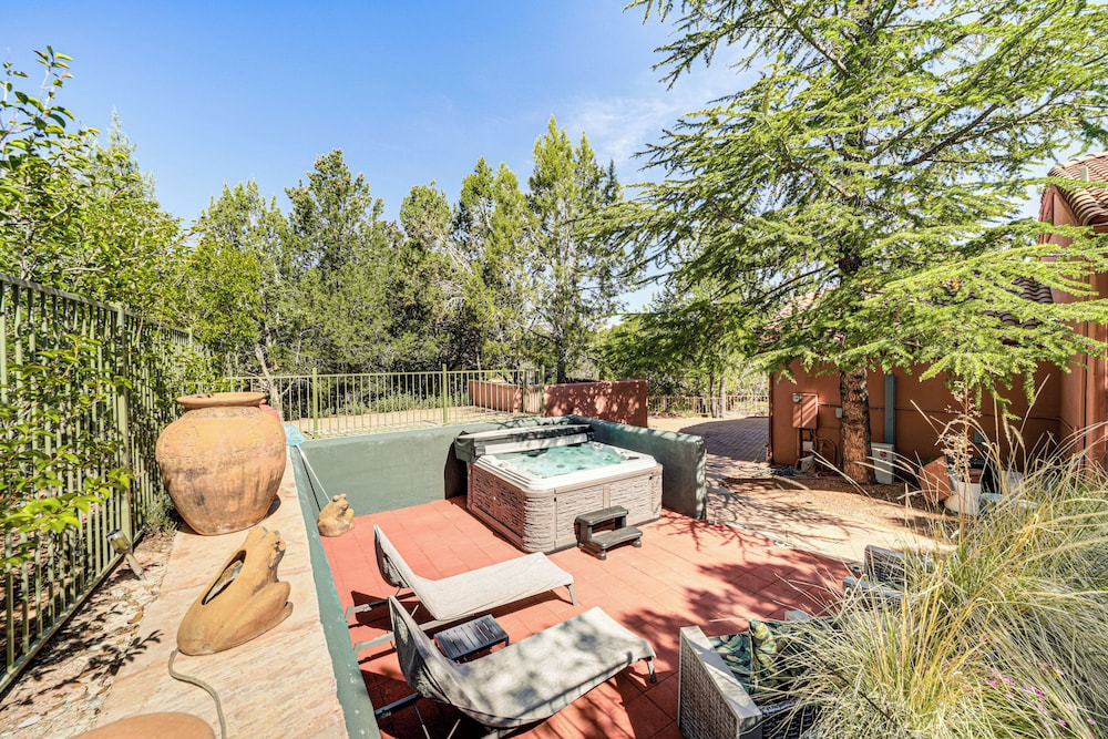 Group Getaway w/ Outdoor Oasis in Sedona!