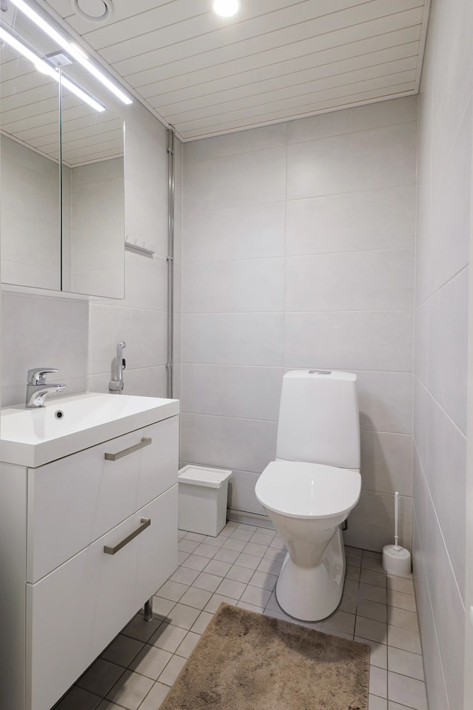Spacious 2BR Apt - Lake View & Sauna
