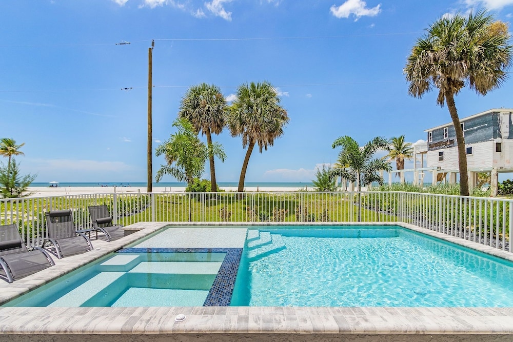 5350 Chasing Sunshine: 5bd/4.5ba Pool Home! 5 Bedroom Home