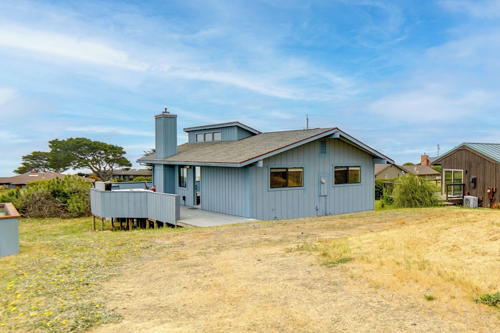 Beach Access & Hot Tub: Coastal Gem in Manchester
