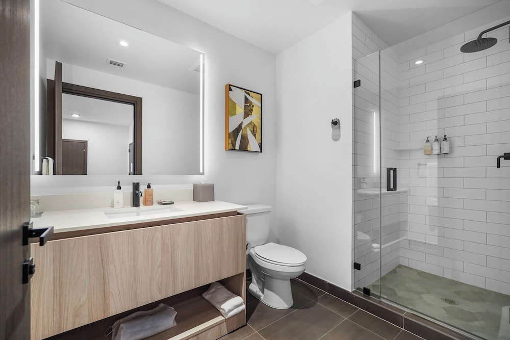 Bayside Apt with Stunning City Views