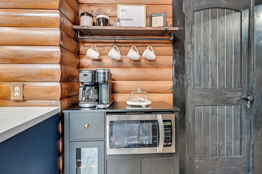 Peaceful Cabin w/ Hot Tub in Dundee: Dogs Welcome