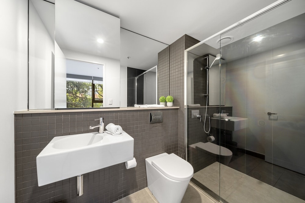 Chic Inner-city 2-bed Abode With Pool, Gym & Sauna