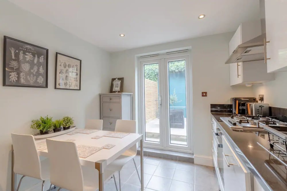 Stylish 1 Bedroom Apartment in Nine Elms With Garden