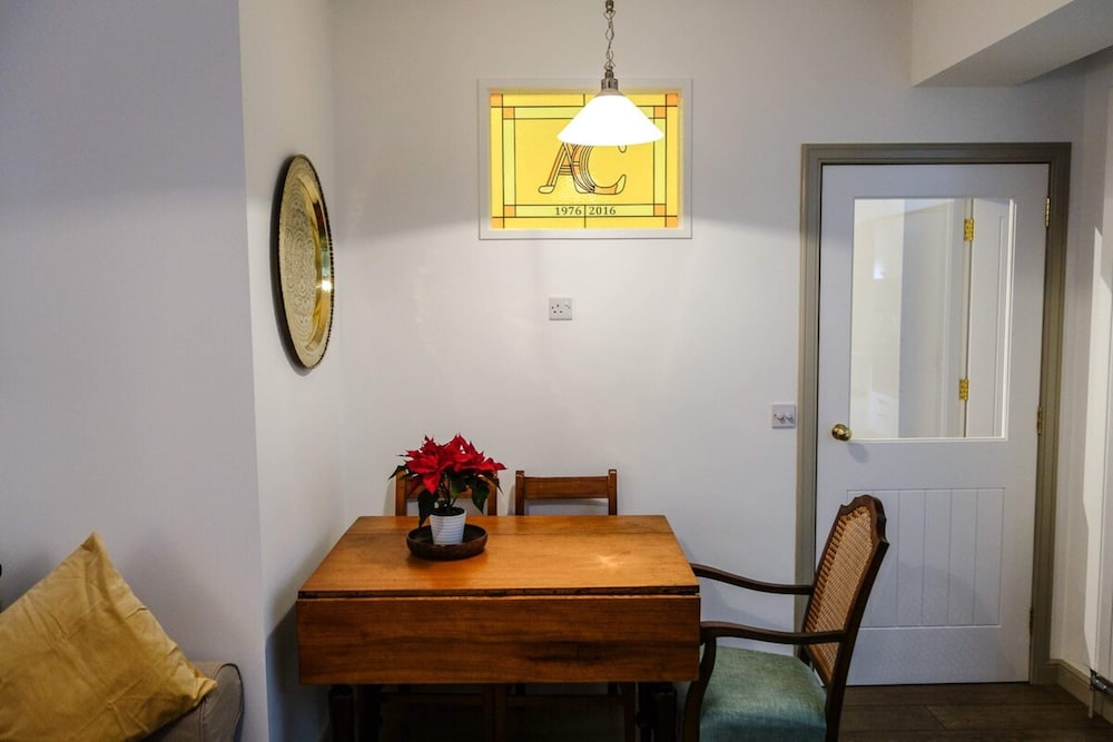 Quiet Ground Floor Mews Flat and Parking