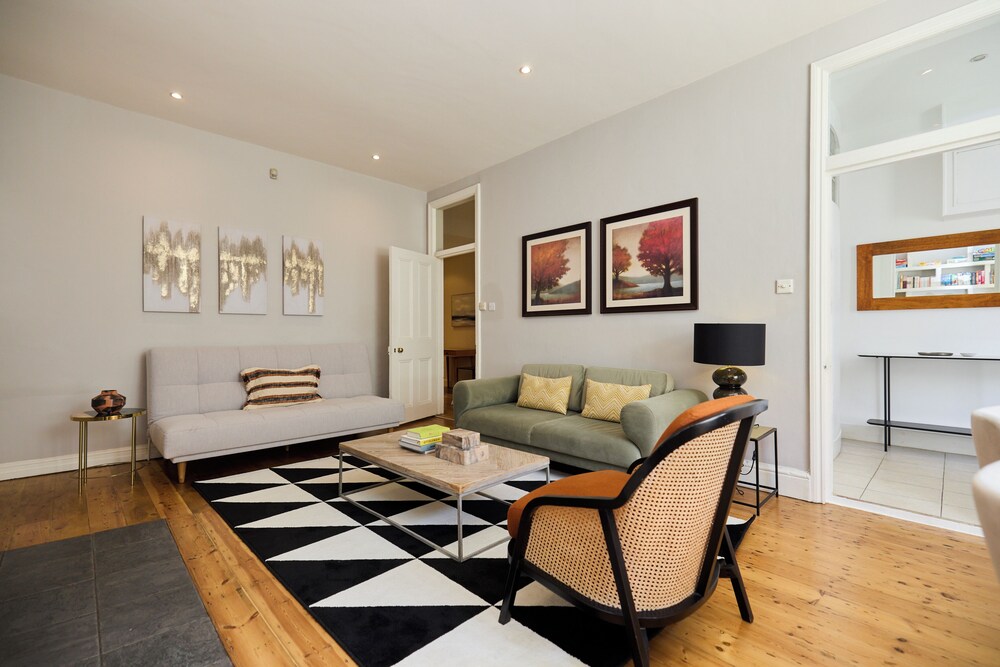 The West Kensington Hideout - Cozy 2bdr Flat With Garden