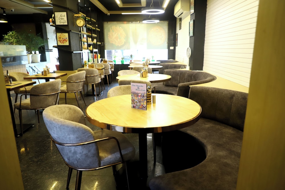 Flourish Stay Saket near Max Hospital