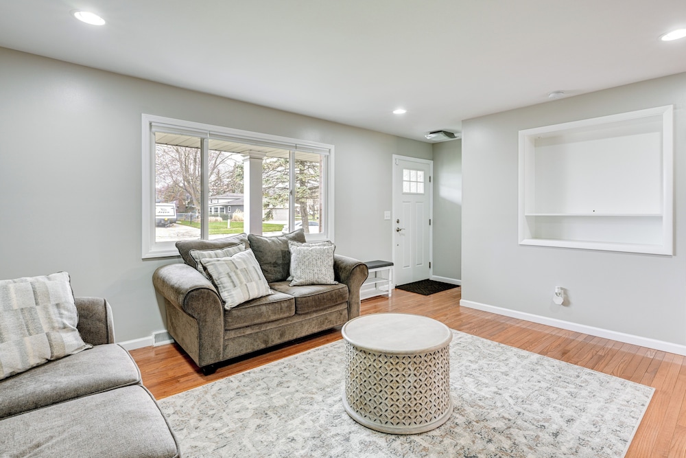 3 Mi to Dtwn Saginaw: Spacious & Updated Home!