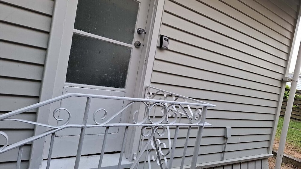 Small 2 bedroom flat 7a Rangiatea Road