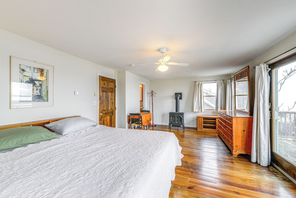 Marshfield Home w/ 4 Decks & Private Beach Access!