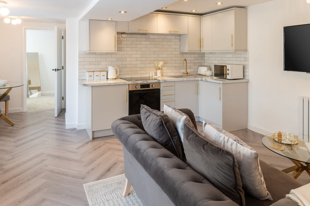 Host Stay Eccles Hideaway