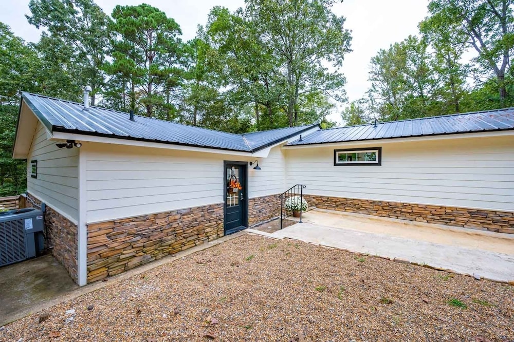 Sugar Hill Newly Remodeled includes Fully Supplied Kitchen and Hot Tub by RedAwning view 3