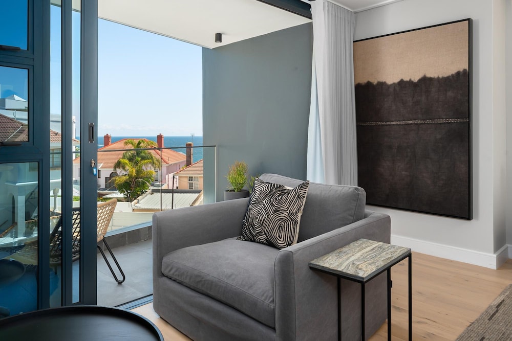 Central Secure Modern Studio w Views Bantry Pad