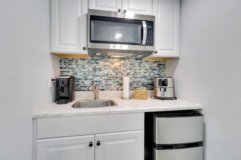 1 Mi to Dtwn: Renovated Retreat in Georgetown!