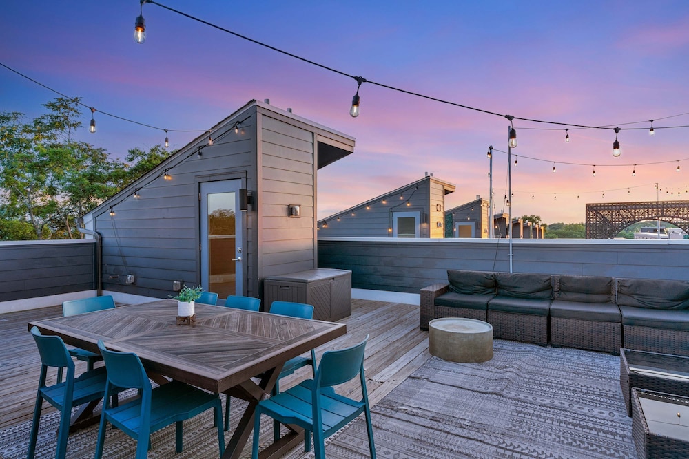 Rooftop Deck 2 Car Garage Near Downtown Nashville