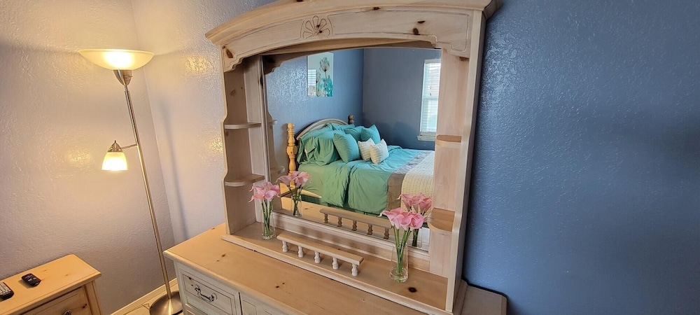 Great Value Sleeps 6 Less than block to Beach 1 Bedroom Home by RedAwning view 3