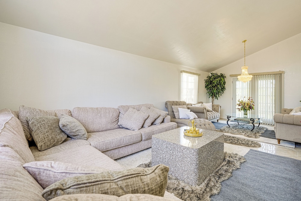 Bay & Hill Views: Modern Hercules Home