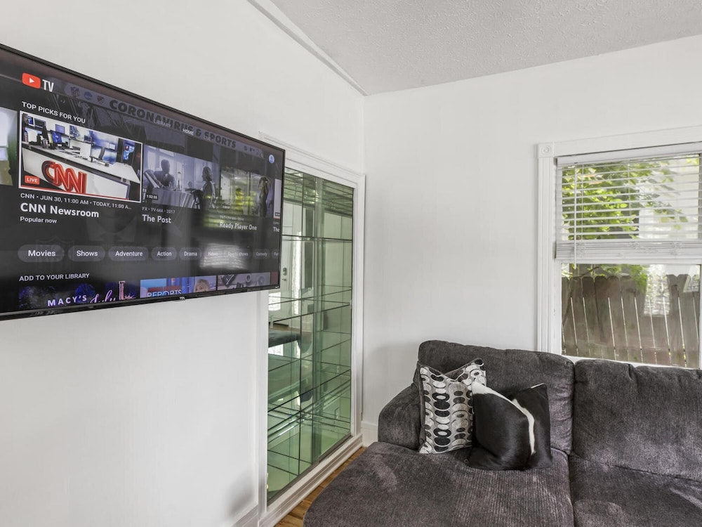 Bsmt Suite Near Stadium w Parking Coffee BBQ AC, Billede 24