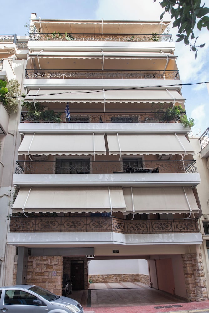 Elegant Spacious 2 Bd Apt in Petralona