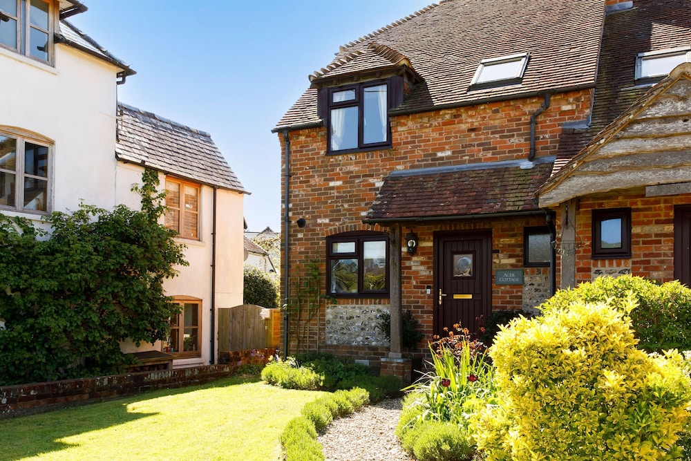Cosy Cottage in Beautiful South Downs Walk 2 Pub view 5