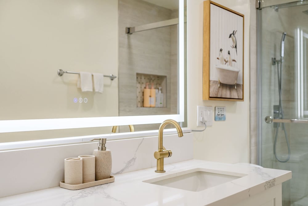 Modern Cozy Retreat Stylish Stay With Patio Parking