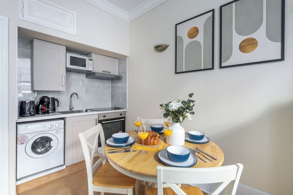 Charming 1BR Near Soho & Theatres