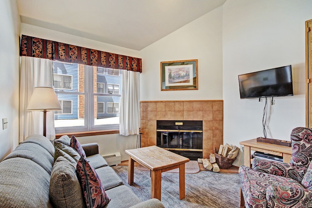 Ideal Locale Steps To Mountain & Main St- 1br+loft, Sleeps 6 1 Bedroom Condo by RedAwning view 3