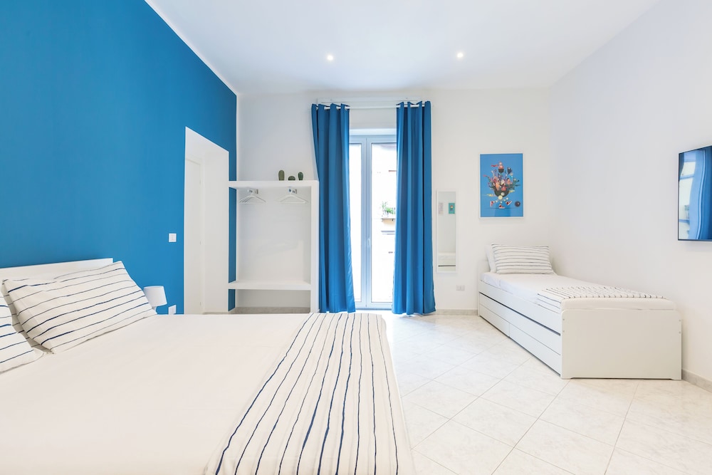 White&Blue Apartment at Sanità by Wonderful Italy