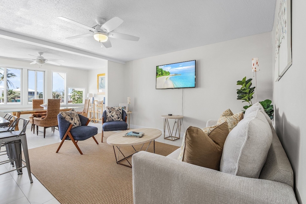 21591/3 Waterfront Duplex With Pool And Spa - Manor 4 Bedroom Home