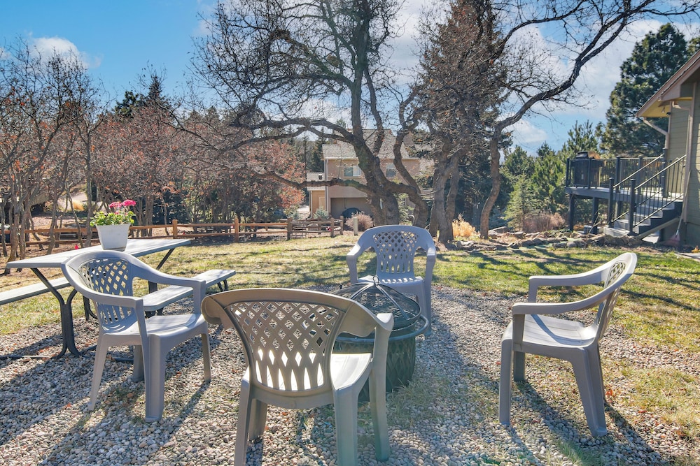 Private Hot Tub, 4 Mi to Usafa: Cozy Apartment!