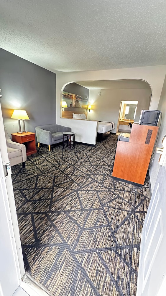 Dreamland Inn and Suites - Property Image 3
