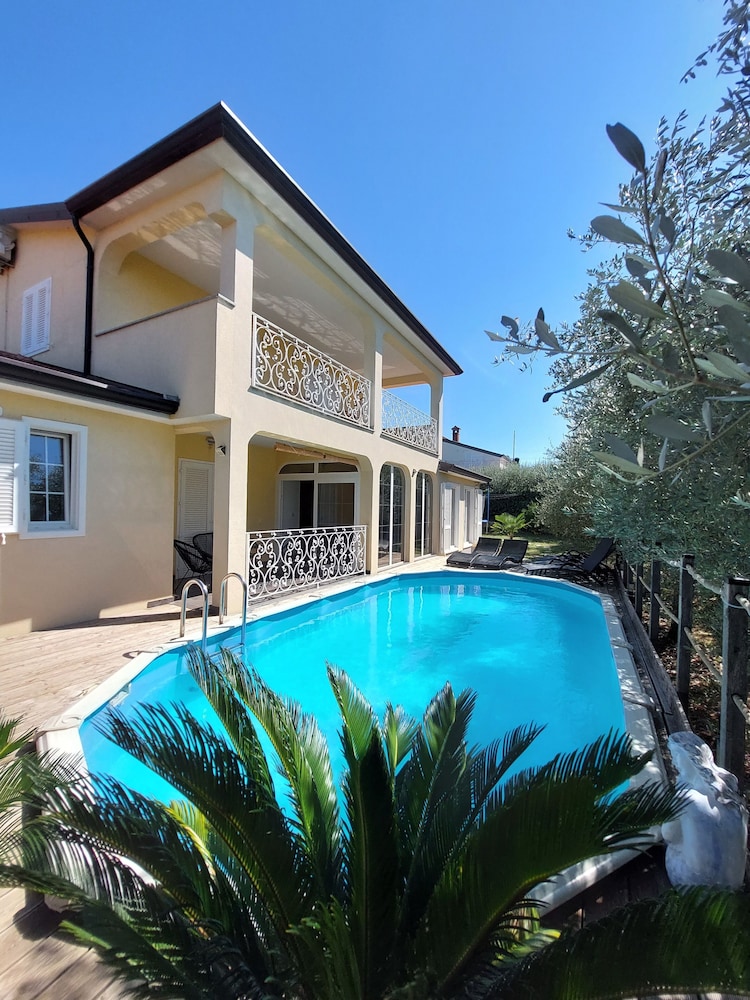 Holiday House with Pool Villa Seabird
