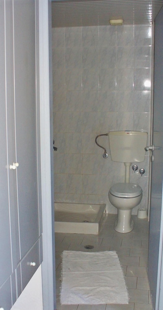 7 Days Studios & Apts