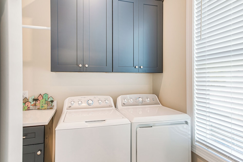 Walk to Public Beach: Hideaway in St Simons Island