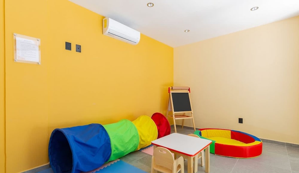 Luminous 2 BR With Roof Pool Close to Hotel Zone by Waves Management