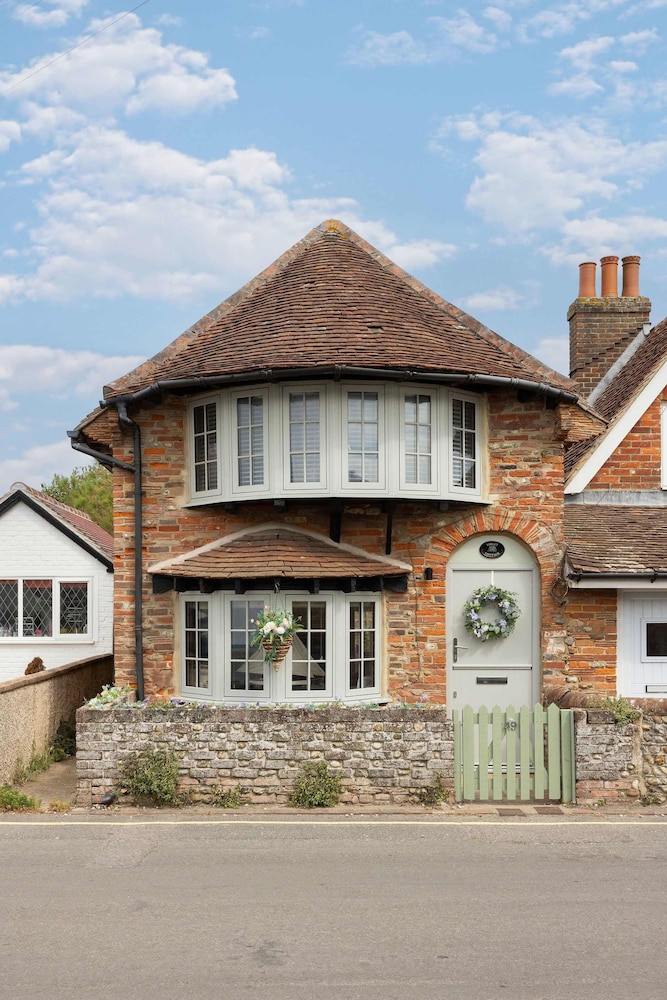 Cosy Character Cottage by the Sea