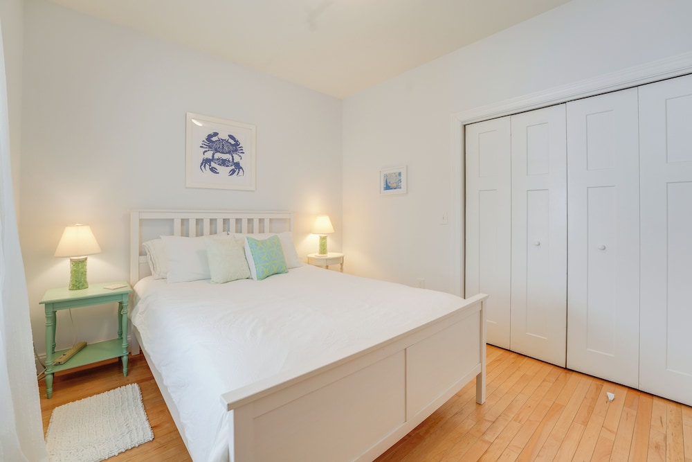 Near Portland trails: Walkable Apartment w/ Deck