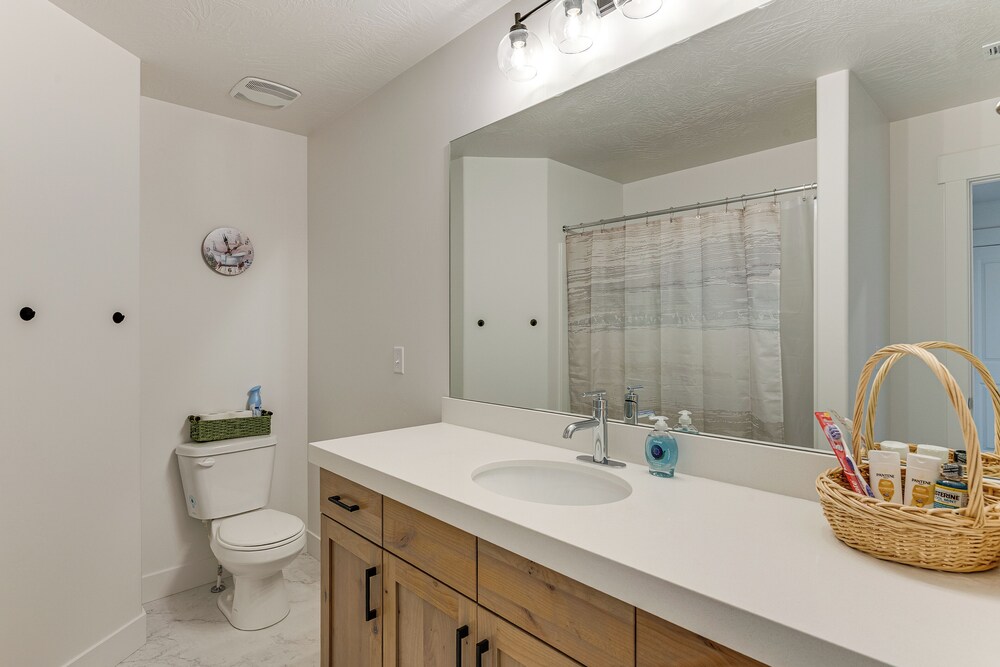 5 Mi to Trails: Townhome in Eagle Mountain