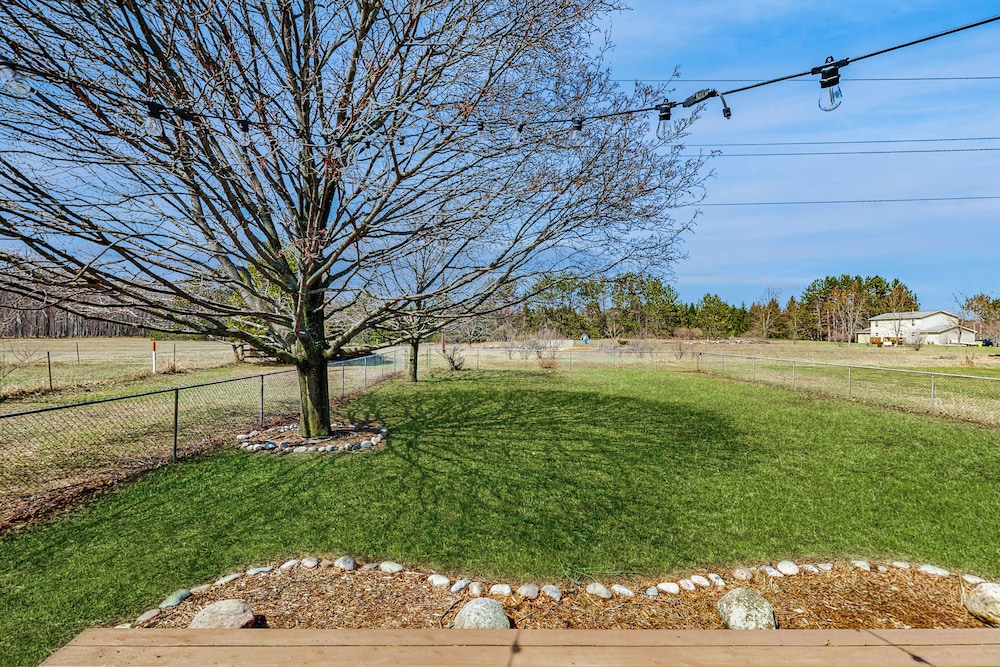 Charming 3BR Home w/ Lake Access & Pool Table