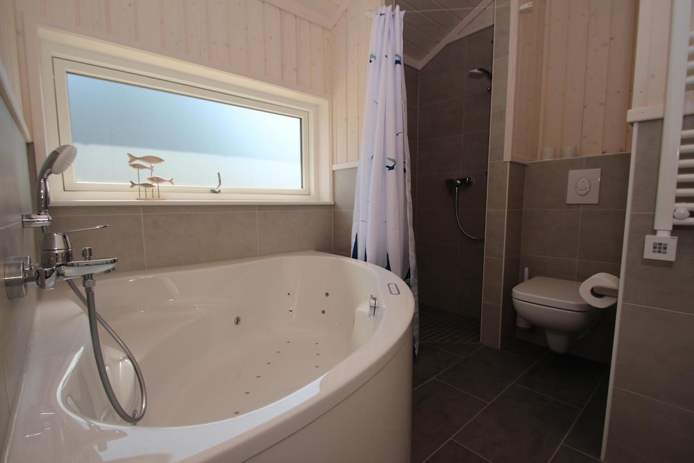 Ferienhaus mit Pool und Sauna am Duemmer See