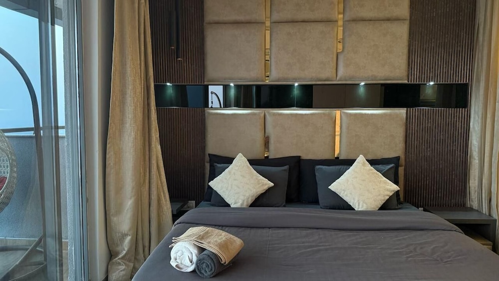 41 Floor River View - TheRoomeraStay