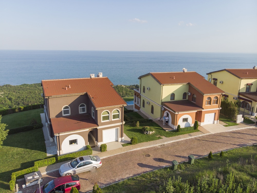 Lighthouse Luxe Estate Apart & Villas