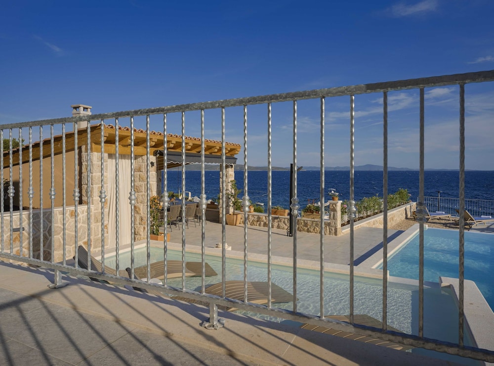 Sunlit Shores Beach Villa With Pool, Gym and Sauna