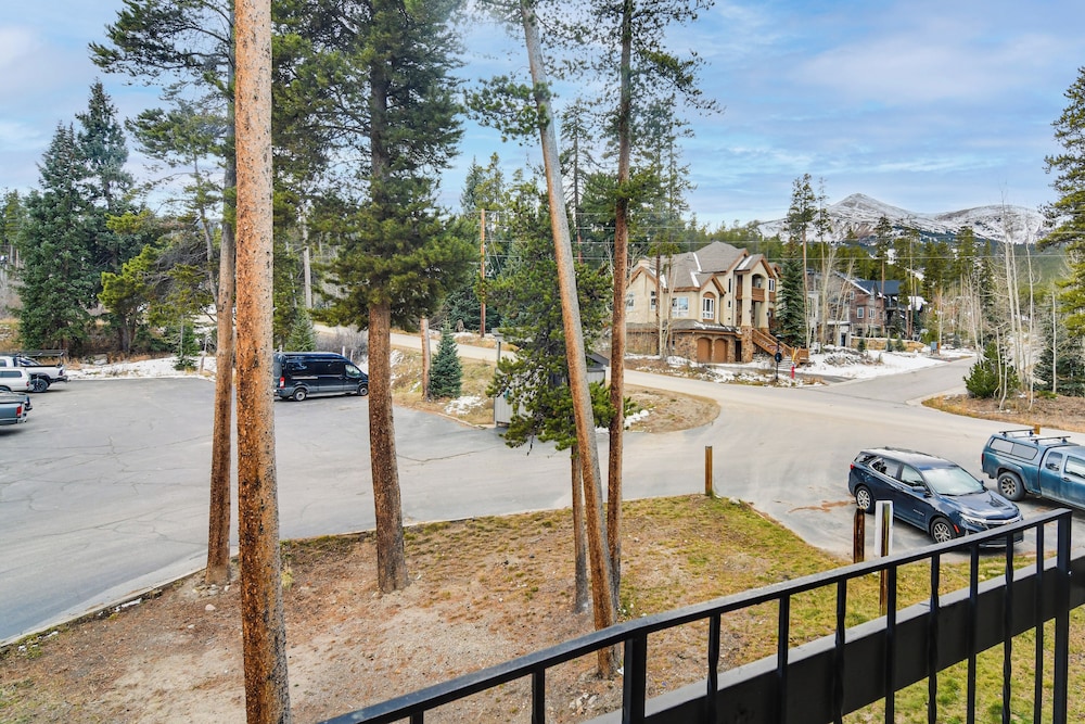 1/2 Mi to Peak 8 Superchairs Snow! New Breck Condo