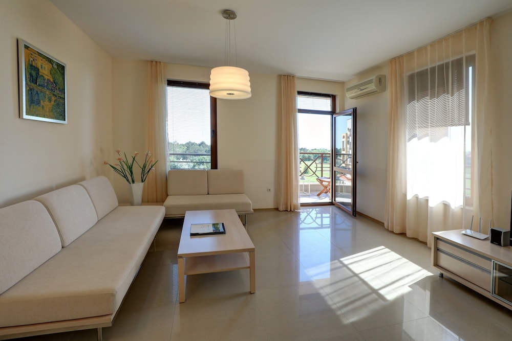 Lighthouse Luxe Estate Apart & Villas