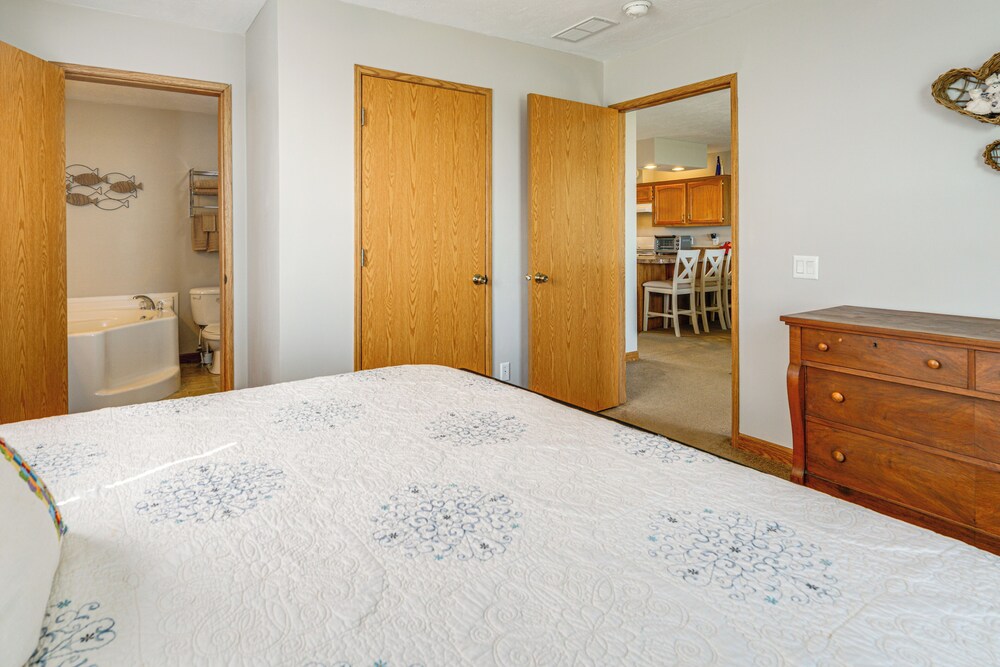Lake & Lighthouse Views: Inviting Port Hope Home!